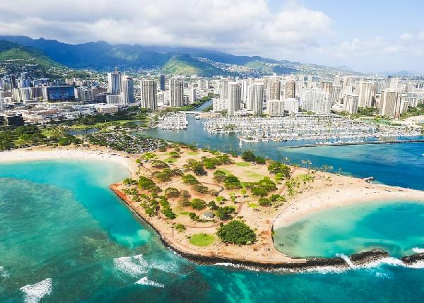 夏威夷群岛之旅：从历史伤痕到自然奇观