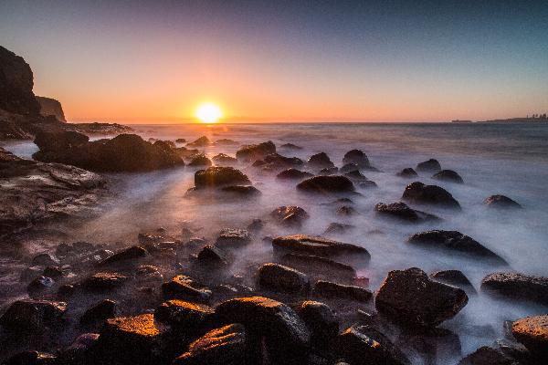 悉尼海岸线环游记：从达令港到邦博岬角的探索之旅