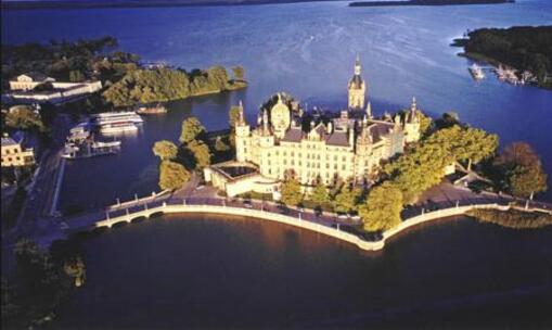 岛屿宫殿—什未林城堡 - 【德国旅游】